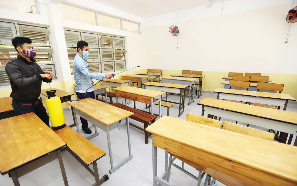 Các phòng học ở Trường THPT Hùng Vương (Q.5, TP.HCM) được phun thuốc khử trùng trước ngày đón học sinh trở lại sau tết