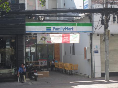 Phun thuốc diệt muỗi cho cửa hàng tiện lợi FamilyMart 145 Nguyễn Đình Chiểu